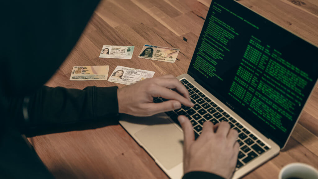 CDD identiteits-fraude plegen met een laptop