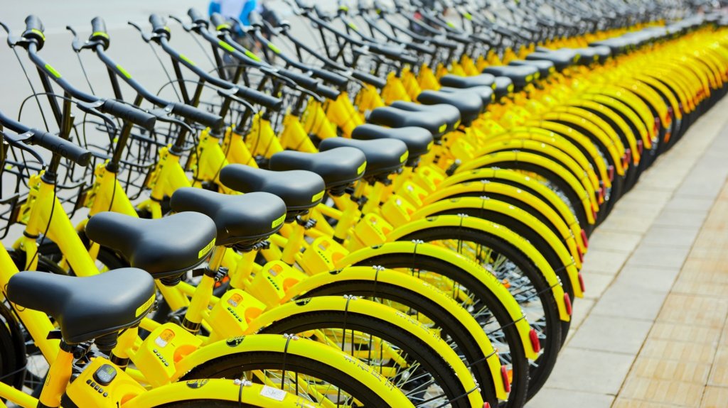 gele deel-fietsen
